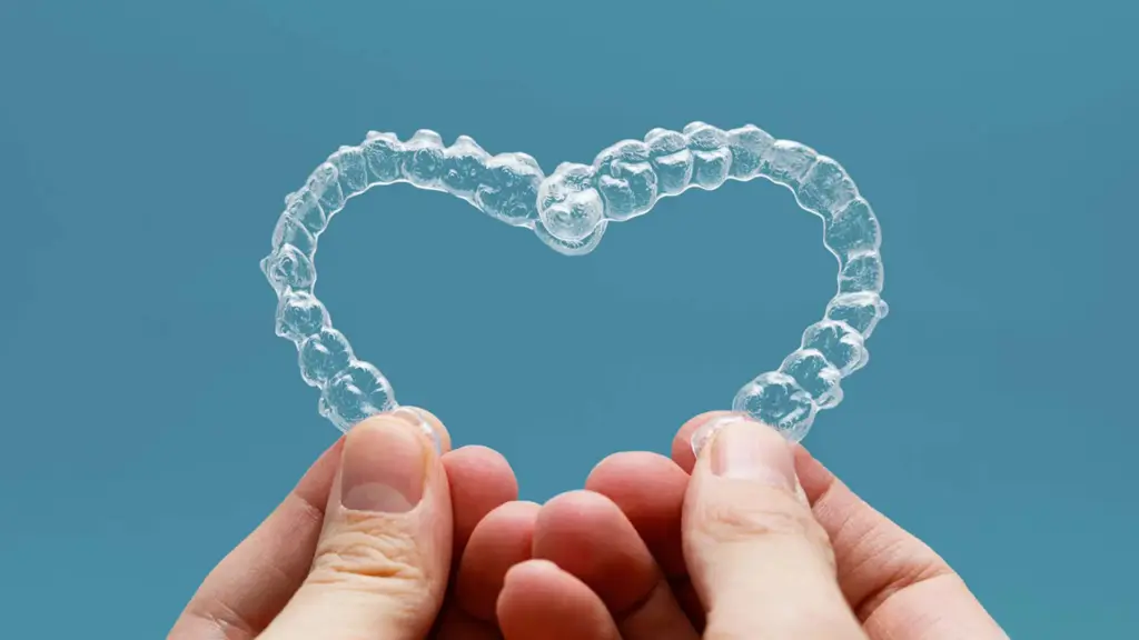 Transparente ClearCorrect-Schiene in Herzform, sanfte und fast unsichtbare Zahnkorrektur in der Zahnwelt Blankenfelde.