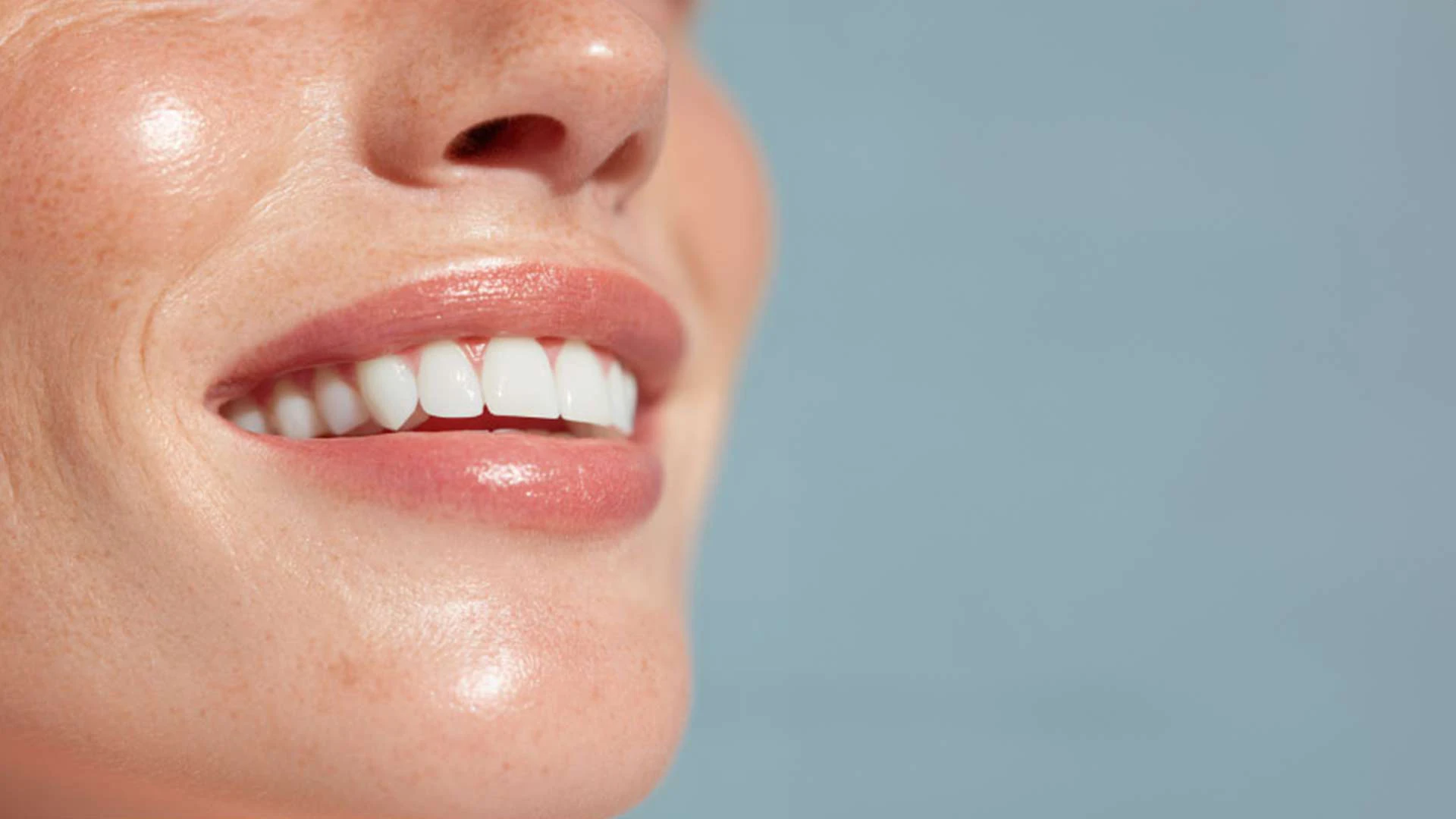 Nahaufnahme eines natürlich weißen, ästhetischen Lächelns – Teil der Behandlungen Zahnwelt im Bereich Zahnästhetik in Blankenfelde-Mahlow.